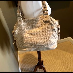 Cream woven shoulder handbag.